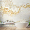 Weiße und goldene Wandtapete im natürlichen Marmorstil