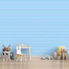 Tapete mit blauen und weißen Streifenmuster für das Kinderzimmer
