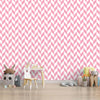 Rosa-weiße Tapete mit Chevron-Muster für das Kinderzimmer
